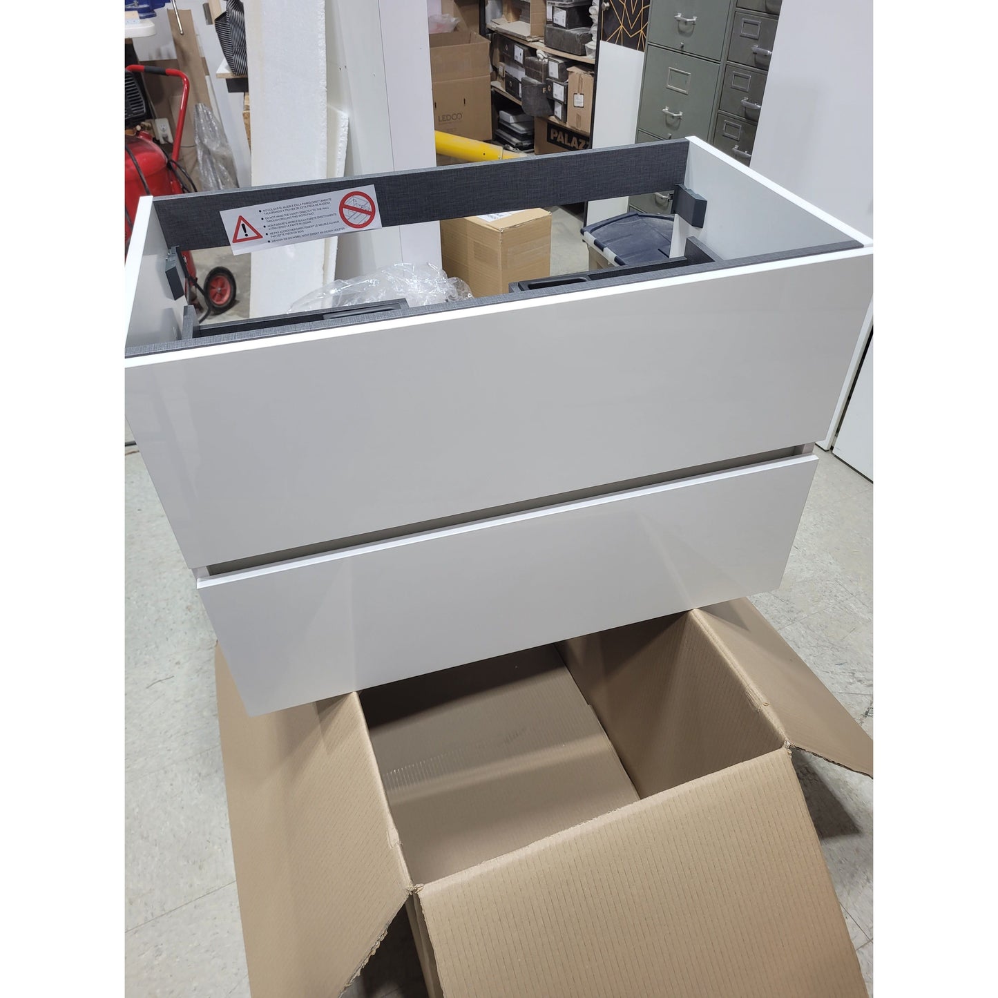 Vanity 32" (800) gloss white Fussion Line wall hung (Demo vanity #Z)