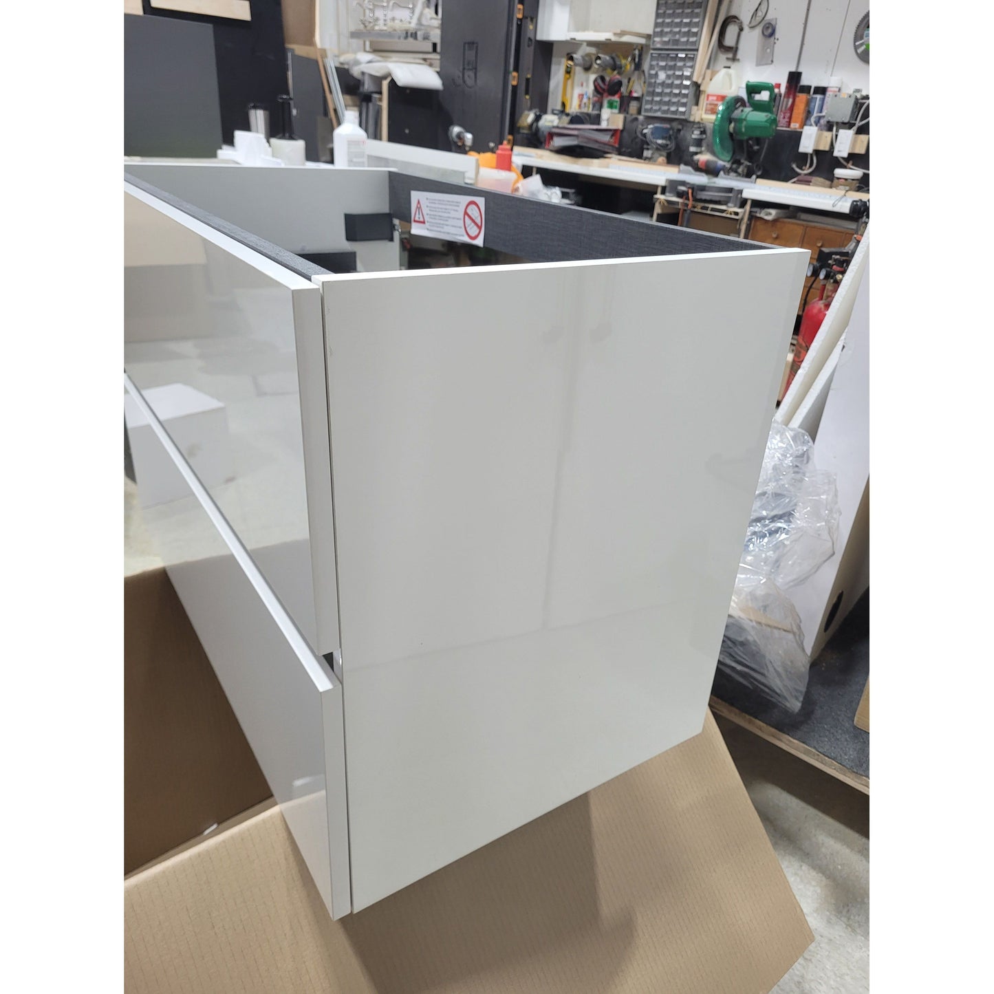 Vanity 32" (800) gloss white Fussion Line wall hung (Demo vanity #Z)
