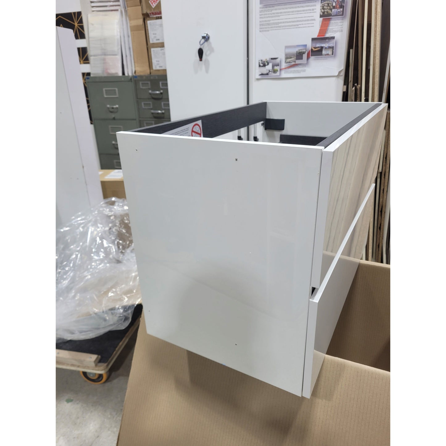 Vanity 32" (800) gloss white Fussion Line wall hung (Demo vanity #Z)